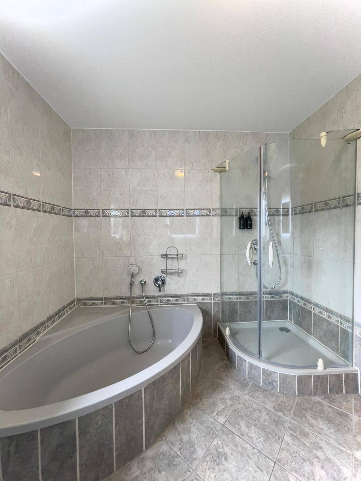 110Qm - 4 Zimmer - Privat Parkplatz - Zentral - Balkon - Mallibase Apartments Kassel Exteriör bild